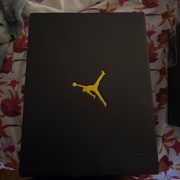 Air Jordan 1 Mid SE (GS) - Picture 2 of 7